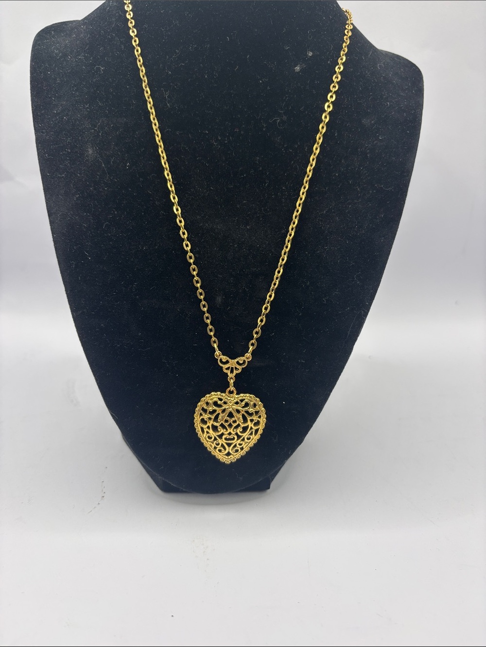 1928 Gold Filigree Heart Pendant Necklace